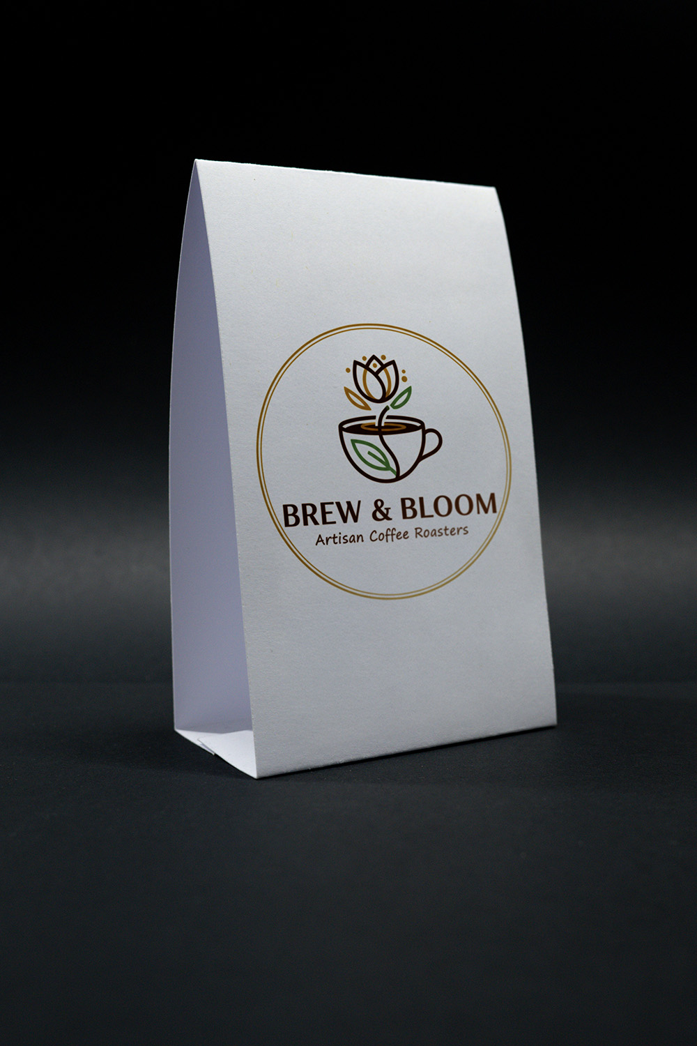 Weißer Papier Aufsteller als Beispiel für eine Speißekarte in einem Café.